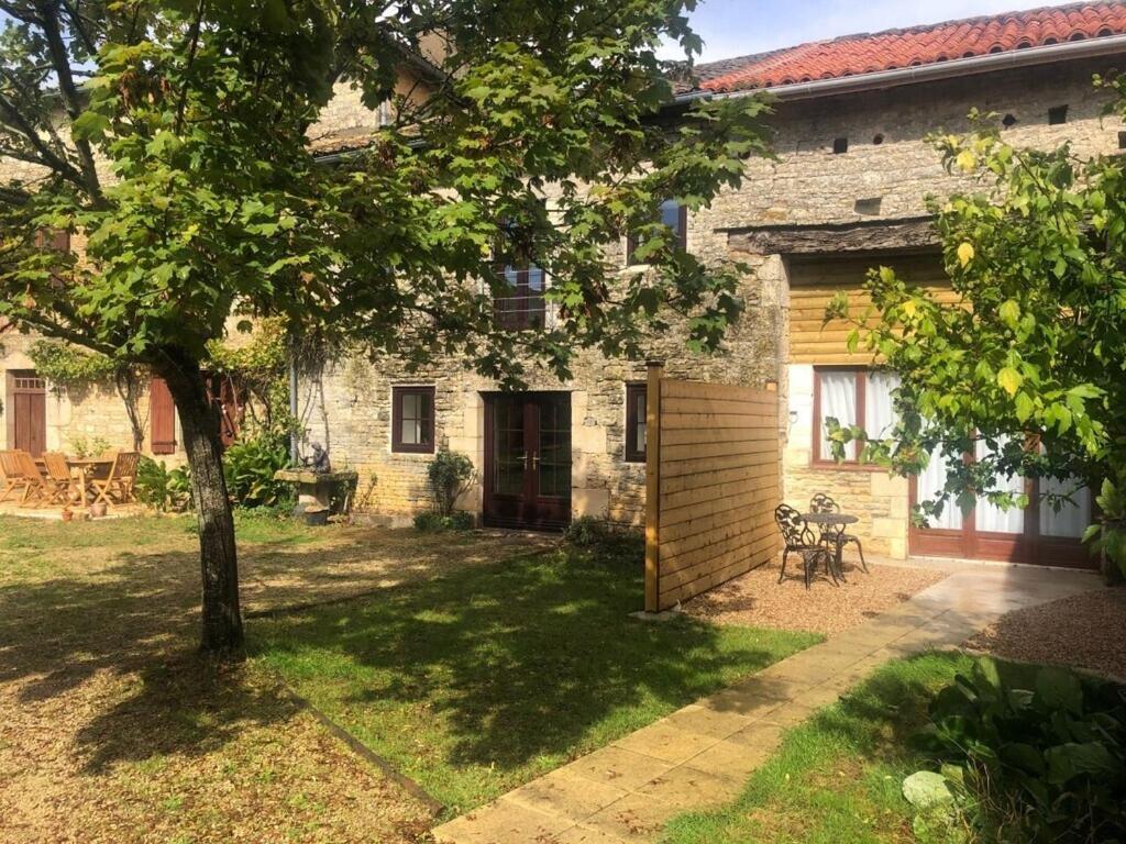 Blacksmiths Cottage In Blanzay - 3 Beds מראה חיצוני תמונה